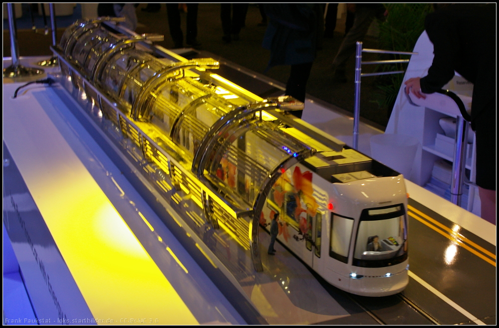 Modell einer Niederflur-Tram des chinesischen Herstellers CSR Corporation Limited, das am Stand auf der InnoTrans 2014 zu sehen war. Je nach bentigten Kapazitten lassen sich 2 bis 8 Wagen zu einer Einheit kuppeln

Daten: Leistung max 900V DC, max Geschwindigkeit 70 km/h, Lnge 36.5 m, Breite 2.65 m, Einstiegshhe 350 mm, max Sitze 368
