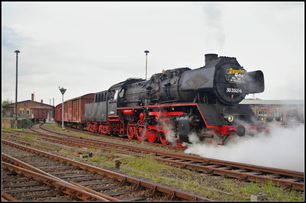 Nachdem der nicht lauffähige Güterwagen ausrangiert wurde, macht sich DR 50 3545 mit dem Fotogüterzug auf den Weg um für die Fotografen, die bei der Veranstaltung  30 Jahre Traktionswechsel Wittenberge  am 06.05.2017 auf dem Geländer Dampflokfreunde e.V. anwesen waren, sich zu präsentieren.