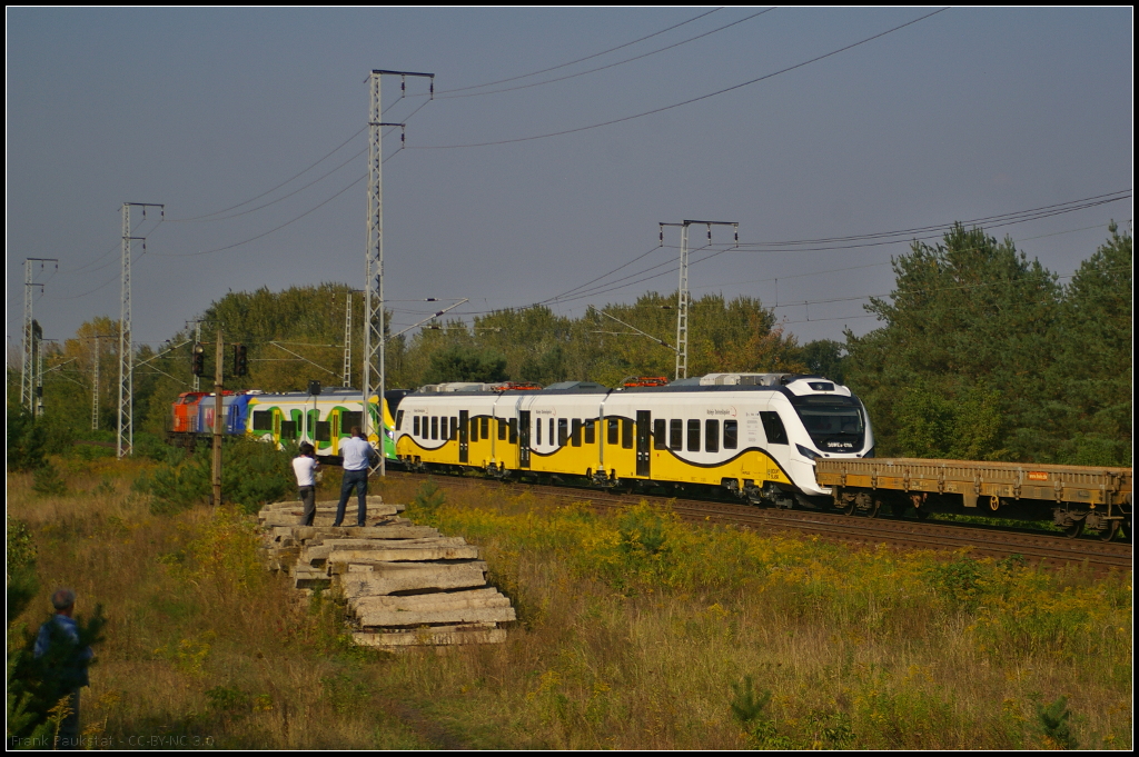 Nachschuss auf 36WEa-011, Typ Newag Impuls, der zur InnoTrans 2014 ging um auf dem Auengelnde ausgestellt zu werden. Am 17.09.2014 wurde der Triebzug mit zwei anderen Fahrzeugen von hvle V 160.8 durch die Berliner Wuhlheide gezogen.