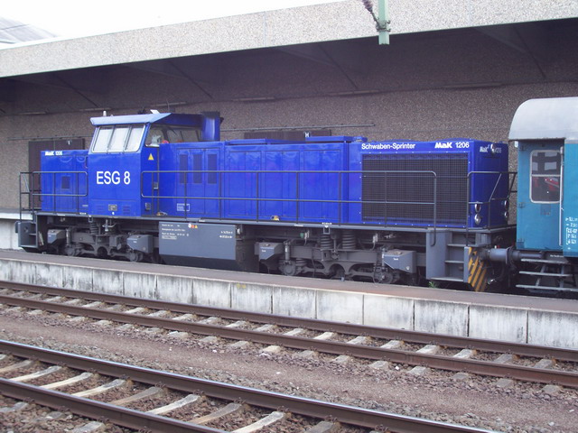 Nachtrag: ESG 8 / 275 108  Schwaben-Sprinter , Typ Mak 1206, am 11.01.2005 an der Laderampe im Bahnhof Fulda