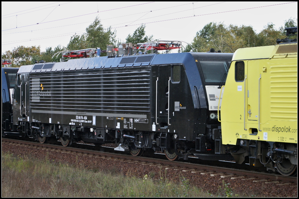 Nachtrag: MRCE ES 64 F4-454 / 189 454-2 in einem Lokzug am 04.10.2009 in Berlin Wuhlheide (NVR-Nummer 91 80 6189 454-2 D-DISPO)
