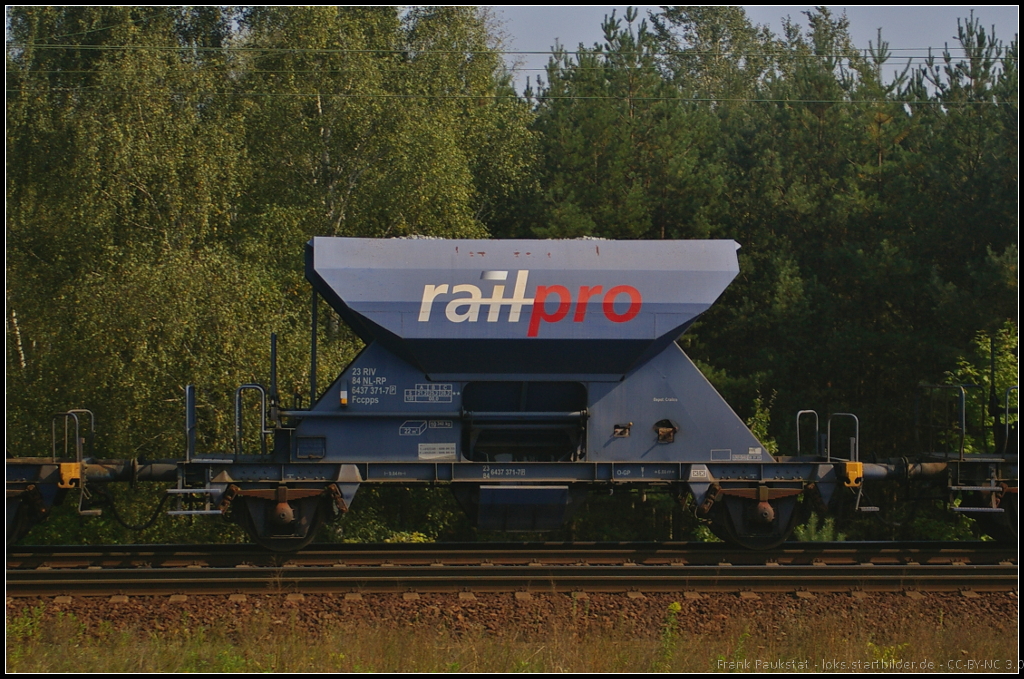 NL-RP 23 84 6437 371-7 Fccpps ist ein offener zweiachsiger Schüttgutwagen, dessen Entladung dosierbar ist.  Dieser Wagen war am 16.09.2014 in einem Zug eingereiht der durch die Wuhlheide fuhr