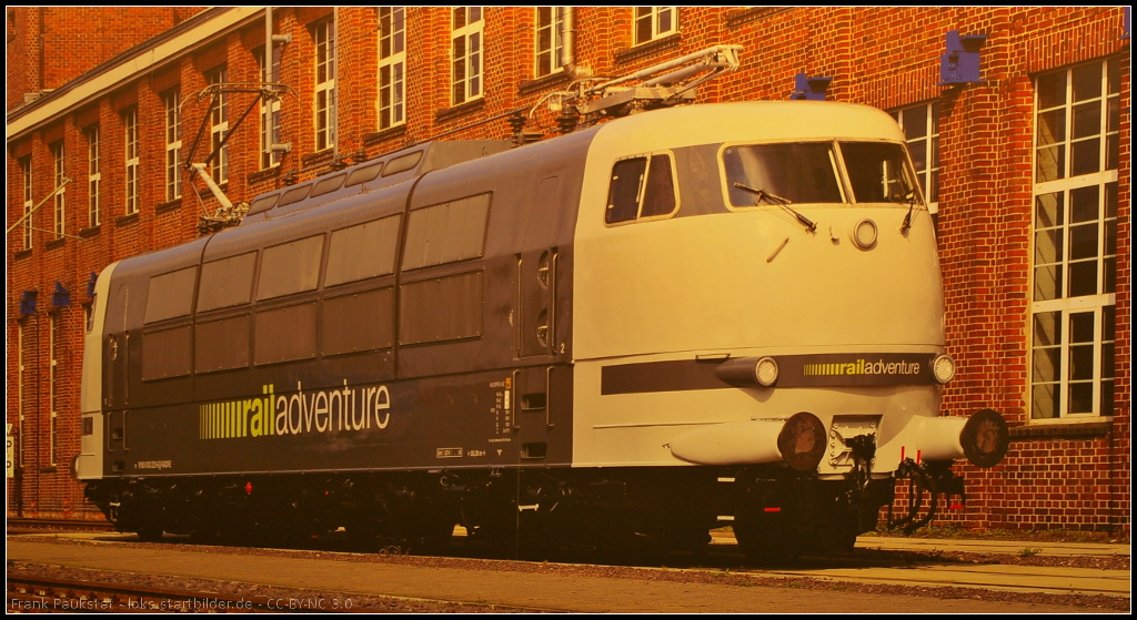 Picture of 103 222 at the booth of railadventure.

Am Messestand war auch ein Bild der ehemaligen DB 103 222-6 zu sehen. Die Lok war lange Zeit mit Messzügen zu beobachten gewesen, bevor sie dann 2014 an RailAdventure verkauft wurde.

