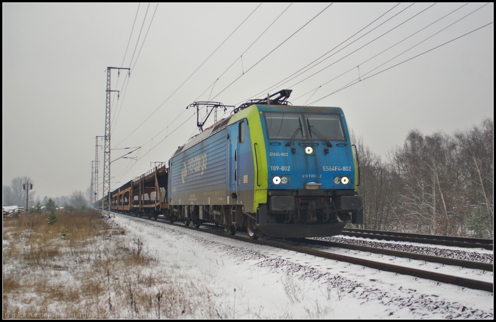 PKP Cargo EU45-802 / 6 189 802 mit einem leeren Autotransport-Zug am 28.01.2014 in der Berliner Wuhlheide (ES 64 F4-802, 189-802, Class 189-VH)