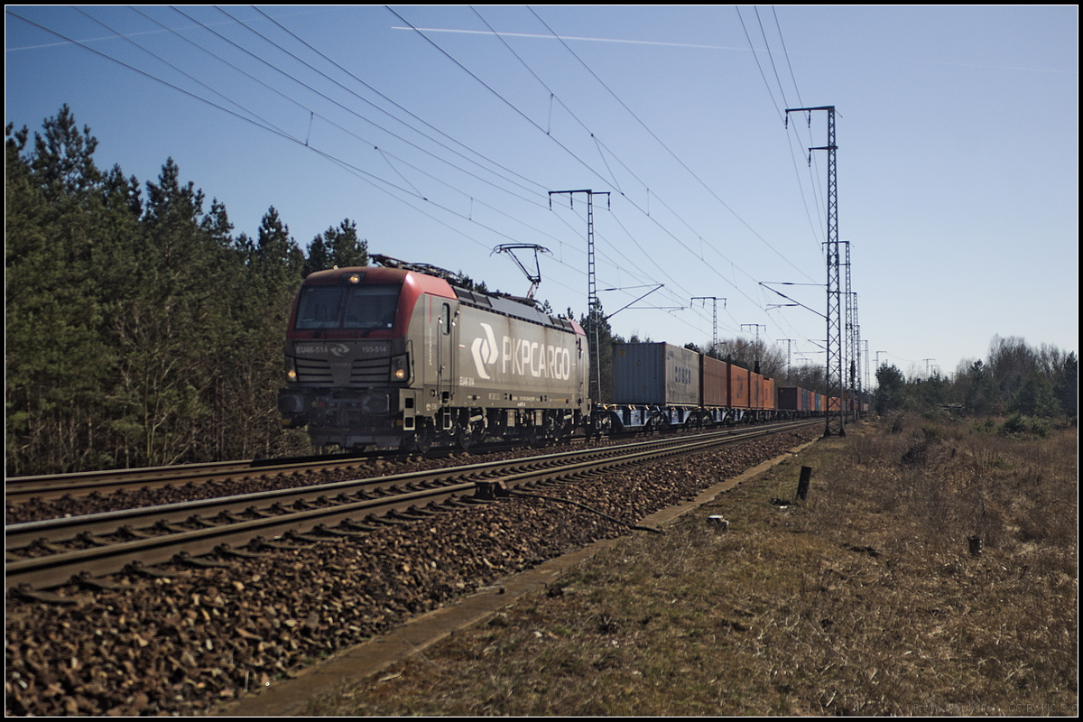 PKP Cargo EU46-514 / 193-514 fuhr leider aus dem Gegenlicht kommend mit einem Container-Zug am 06.04.2018 durch die Berliner Wuhlheide