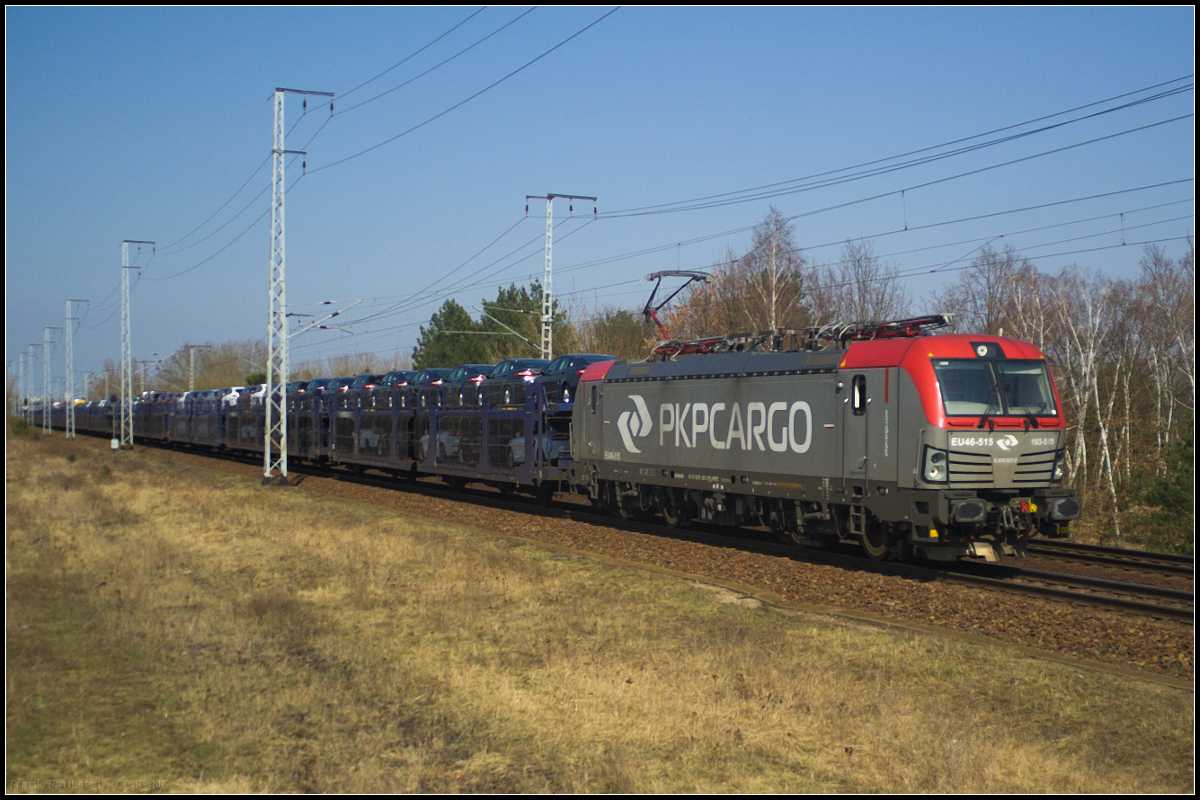 PKP Cargo EU46-515 / 5370 027-2 fuhr mit neuen Autos am 09.04.2018 durch die Berliner Wuhlheide.