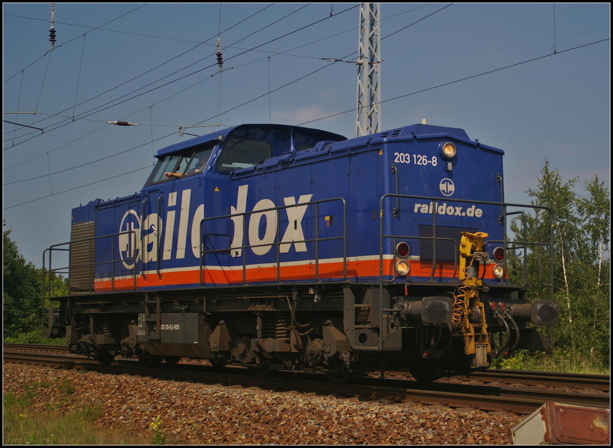 Raildox 203 126-8 kam am 09.07.2017 nach erfolgter Überführung von Tads-Wagen nach Berlin Nordost solo wieder zurück und fuhr grüßend durch die Berliner Wuhlheide. Gruß zurück an den Tf!
