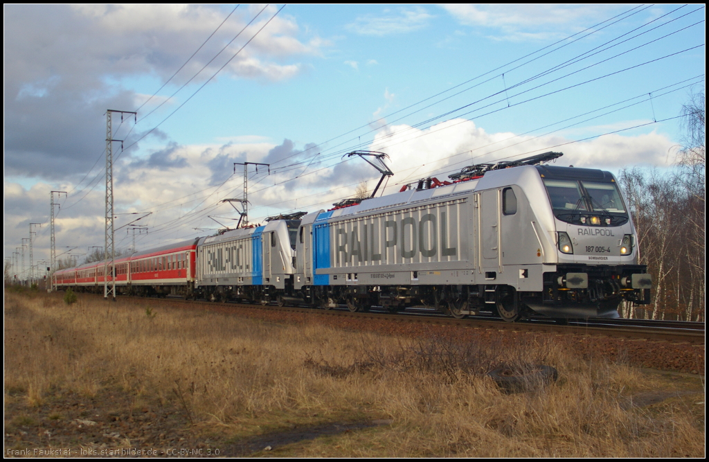 Railpool 187 005 und 187 004 mit fnf Bimz-Wagen von DB Regio am 06.02.2014 auf dem Weg nach Rudolstadt (Thr.) durch die Berliner Wuhlheide (NVR-Nummer: 91 80 6187 005-5 D-Rpool)