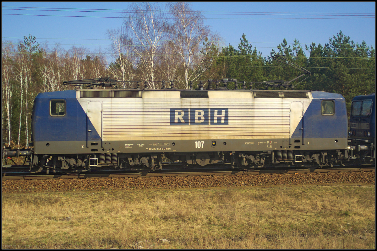 RBH 107 / 143 063-6 war als Zweitlok in einem Kesselwagenzug am 09.04.2018 unterwegs, der durch die Berliner Wuhlheide fuhr.