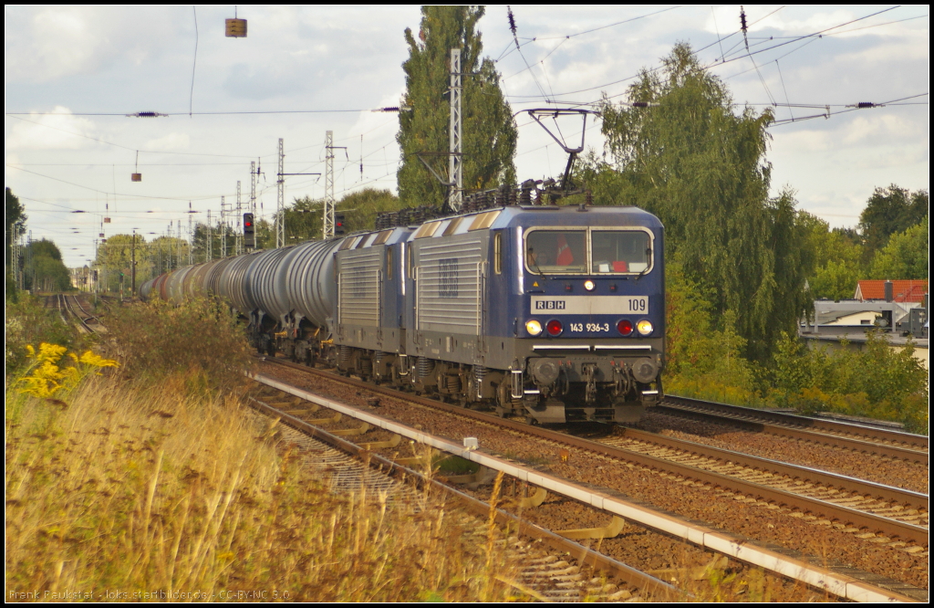 RBH 109 / 143 936 und RBH 105 am 17.09.2013 mit einem Kessel-Zug in Berlin-Karow