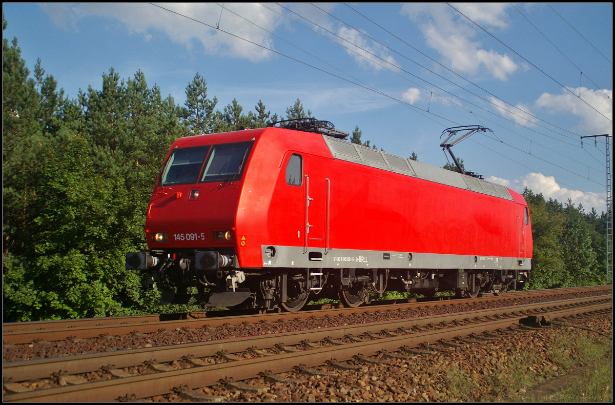Seit Mitte 2016 ist 145 091 im Besitz von Beacon Rail Leasing S.à.r.l. aus Luxemburg. 2017 mietete HSL Logistik die Lok und fuhr am 09.08.2017 solo bei bestem Licht durch die Berliner Wuhlheide