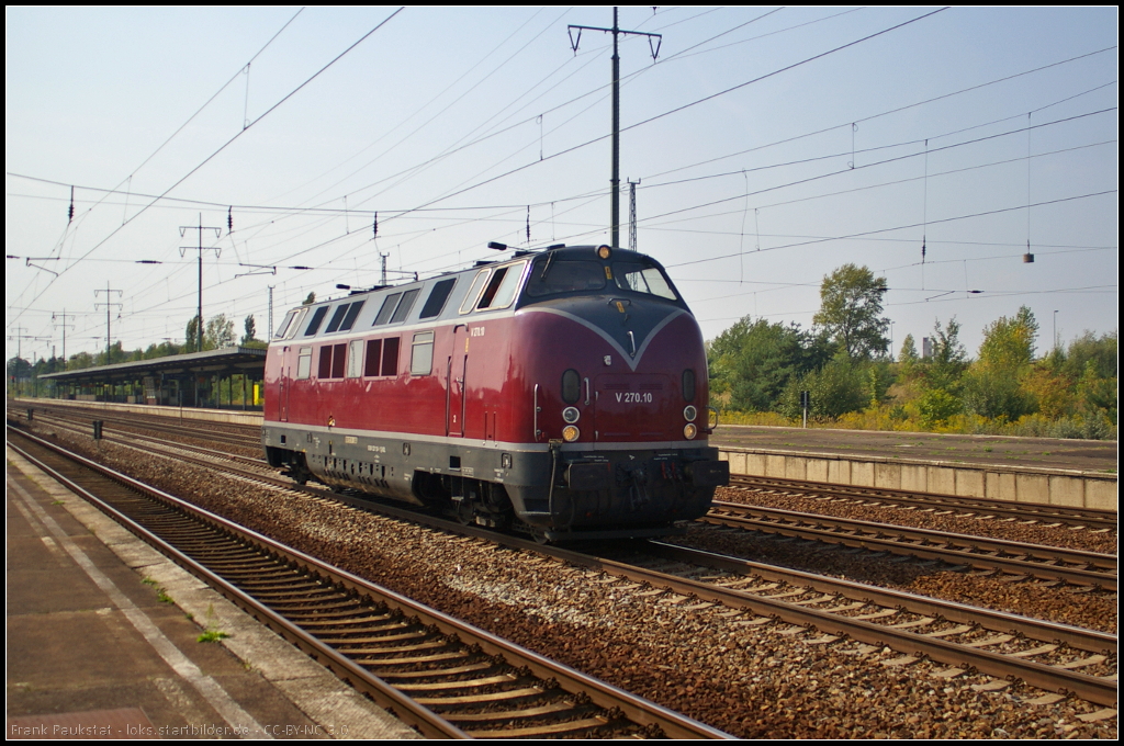 SGL V 270.10 / 221 124-1 dieselt gemütlich am 06.09.2014 durch den Bahnhof Berlin Schönefeld Flughafen (NVR-Nummer 92 80 1221 124-1 D-SGL)