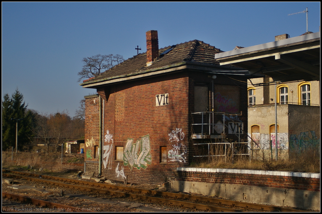 Stellwerk  Vlt  am Bahnsteigende des Bahnhofs Velten (Mark). Es handelte sich um ein Fahrdienstleiter-Stellwerk (mech HL) und wurde 1990 ausser Betrieb genommen (10.03.2014)