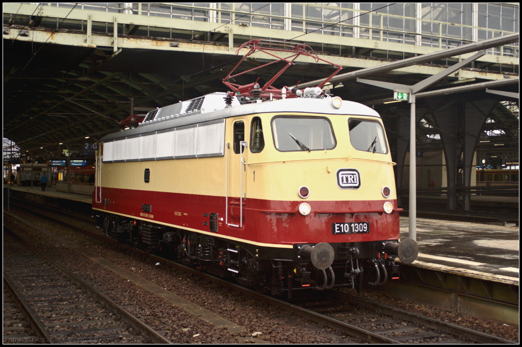 TRI E10 1309 setzt im Bahnhof Berlin Ostbahnhof um, um dann ihren Sonderzug D 51 nach B.-Grunewald ber die Stadtbahn zu ziehen (NVR-Nummer 91 80 6113 309-9 D-TRAIN, 14.02.2016)
