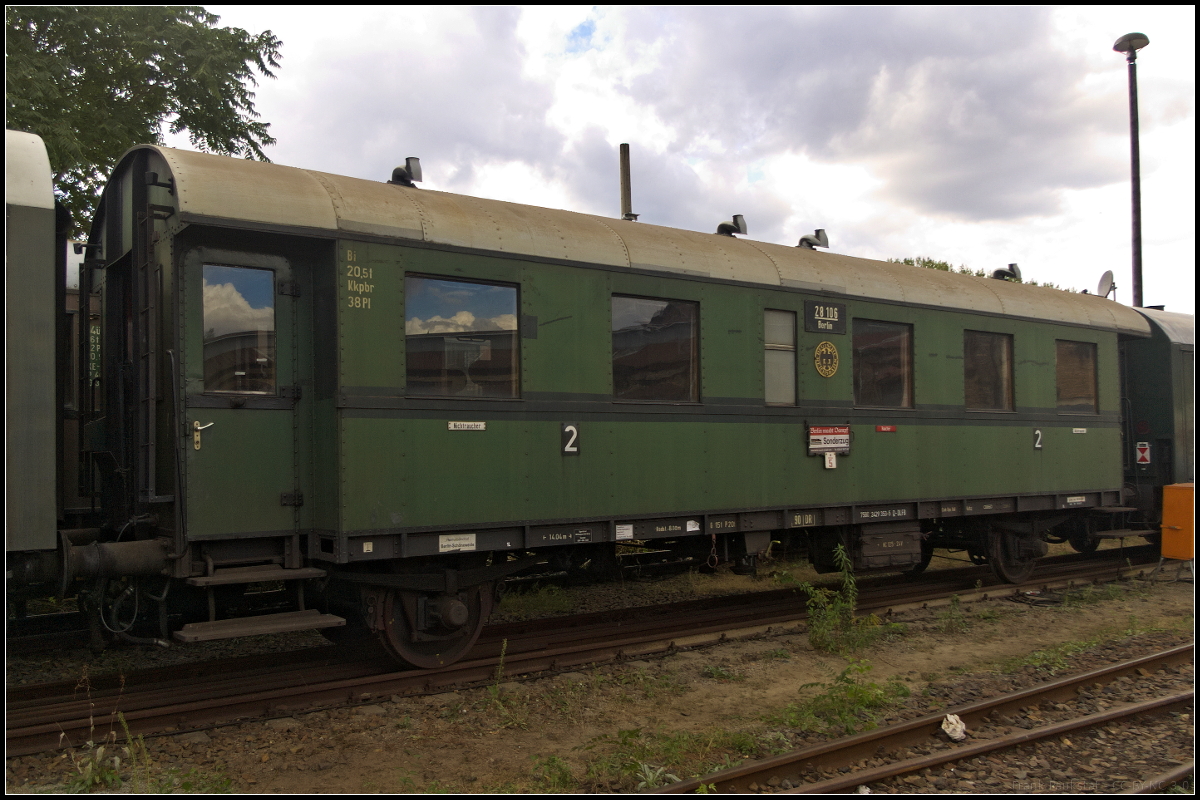 Whrend des 15. Berliner Eisenbahnfest in Schneweide am 15.09.2018 stand DRB 28 106 Berlin mit weiteren Personenwagen auf einem Seitengleis. Gebaut wurde der zweiachsige Wagen der 2. Klasse bei Wumag Grlitz im Jahr 1930.
