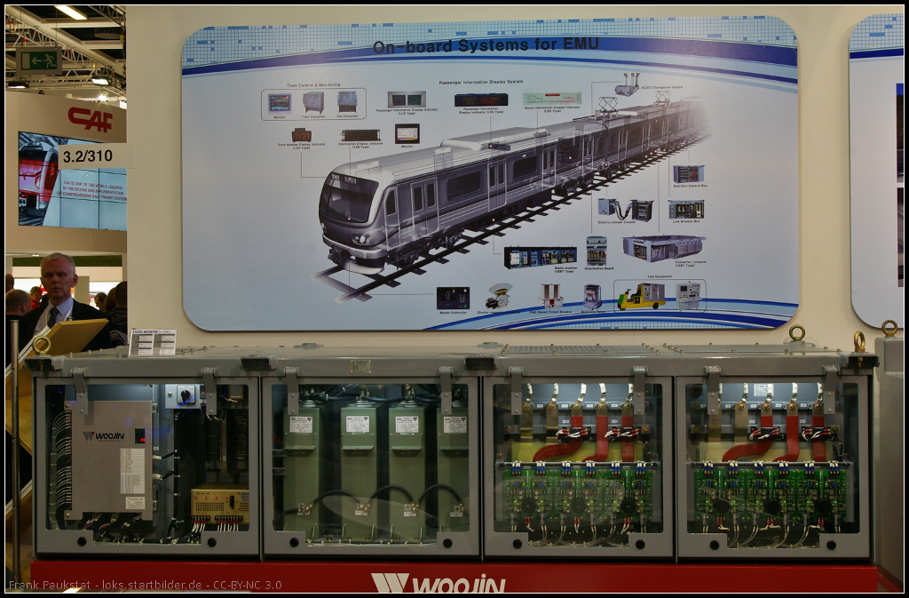 Woojin Static Inverter for EMU.

Der Einbau erfolgt für die AC- oder DC-Versorgung unter dem Zug. Die Leistung beträgt 1700 V / 800 A, bei einer Kapazität von 190 kVA. Gekühlt wird die Einheit durch den Luftzug unter dem Zug. Ausgestellt war der Static Inverter auf dem Messestand der Woojin Group während der InnoTrans 2014 in Berlin.