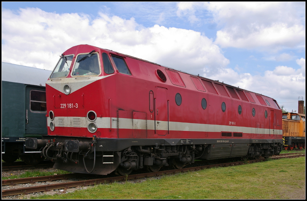 Zu Gast bei dem Familienfest der Magdeburger Eisenbahnfreunde am 07.05.2017 war auch 229 181-3 von Cargo Logistik Rail-Service (CLR). Hier stand sie am Wissenschaftshafen mit weiteren Loks ausgestellt.