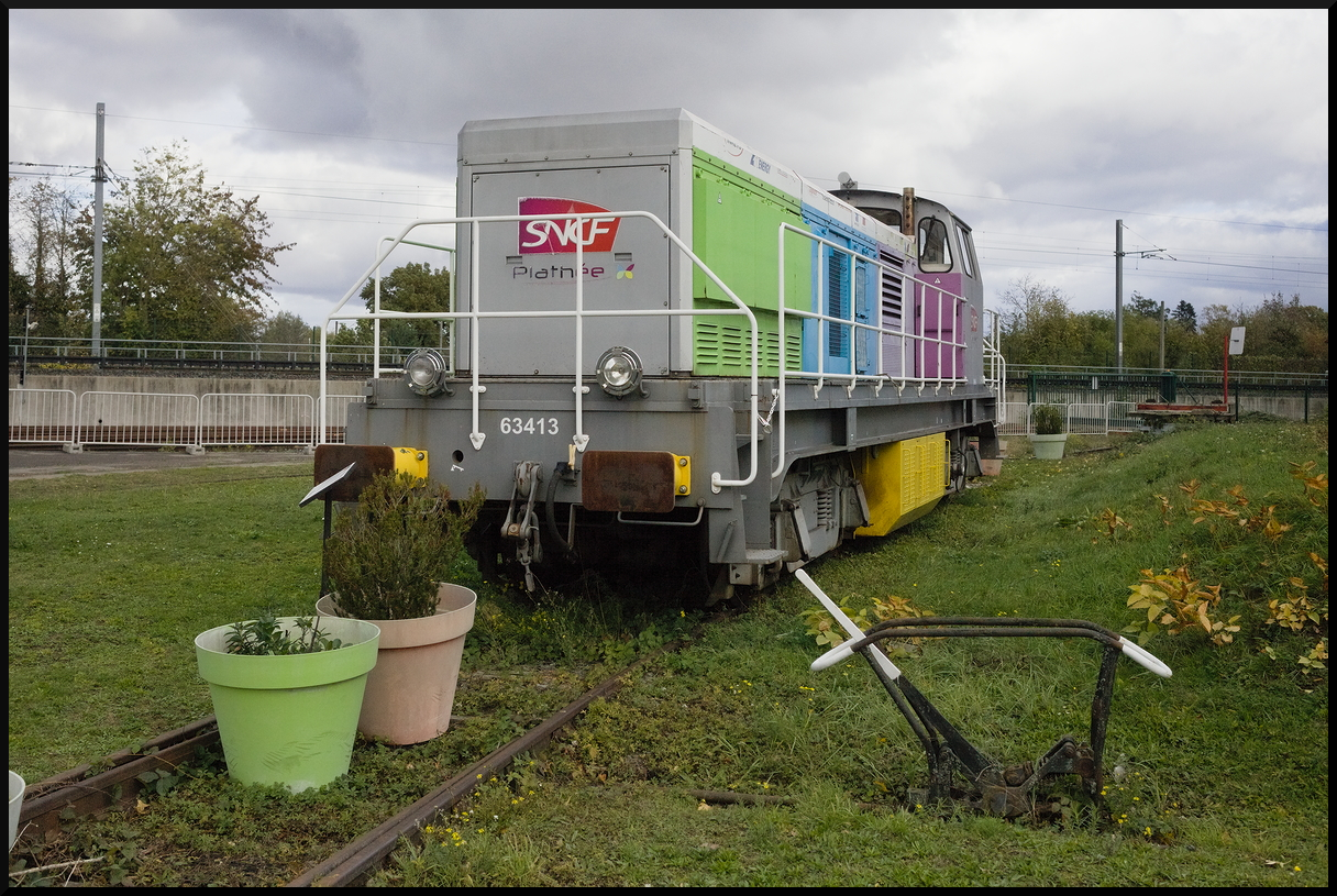 Die BB 63413 Plathée der SNCF ist ein Prototyp für Hybridantrieb (Diesel und Brennstoffzelle). Die Lok wurde 2009 als Demonstrator in Dienst gestellt und verrichtete Rangier- und Verschubarbeiten bis 40 km Reichweite. Bis 2011 verrichtete sie ihren Testbetrieb und kam dann zum Cité du Train in Mulhouse, wo sie am 10.11.2023 fotografiert wurde.