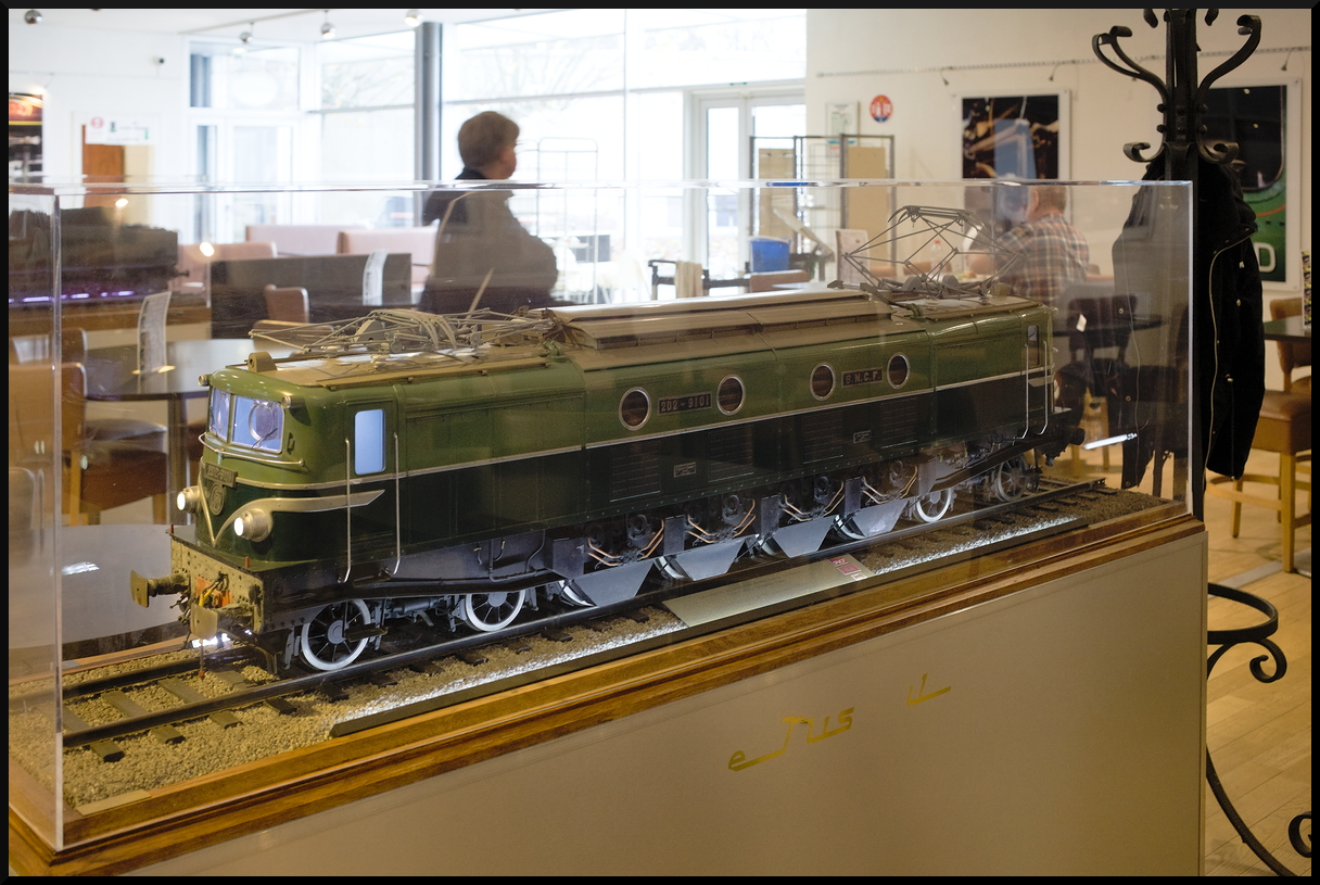 Im Bistro des Eisenbahnmuseum Cite du Train konnte man das beleuchtete Modell der 2D2 9101 bewundern. Von den Loks gab es insgesamt 35 Stück und wurden auf der Strecke Paris - Lyon eingesetzt. Die Ausmusterung begann 1987. Nur eine Lok ist noch erhalten und steht bei der Association Française de Conservation de Locomotives (AFCL). Das Bild entstand bei einer Pause beim Besuch des Eisenbahnmuseums in Mulhouse am 10.11.2023.