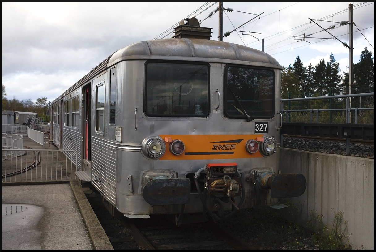 Mit leicht verbeulter Front steht der Steuerwagen ZR 15327 der SNCF aus den 1960er Jahren im Eisenbahnmuseum Cite du Train auf einem Seitengleis im Außengelände abgestellt. Er gehört zum Triebzug der Baureihe Z 5300 und wurde auf der Transilien-Linie N eingesetzt. Fotografiert bei einem Besuch des Museums am 10.11.2023.