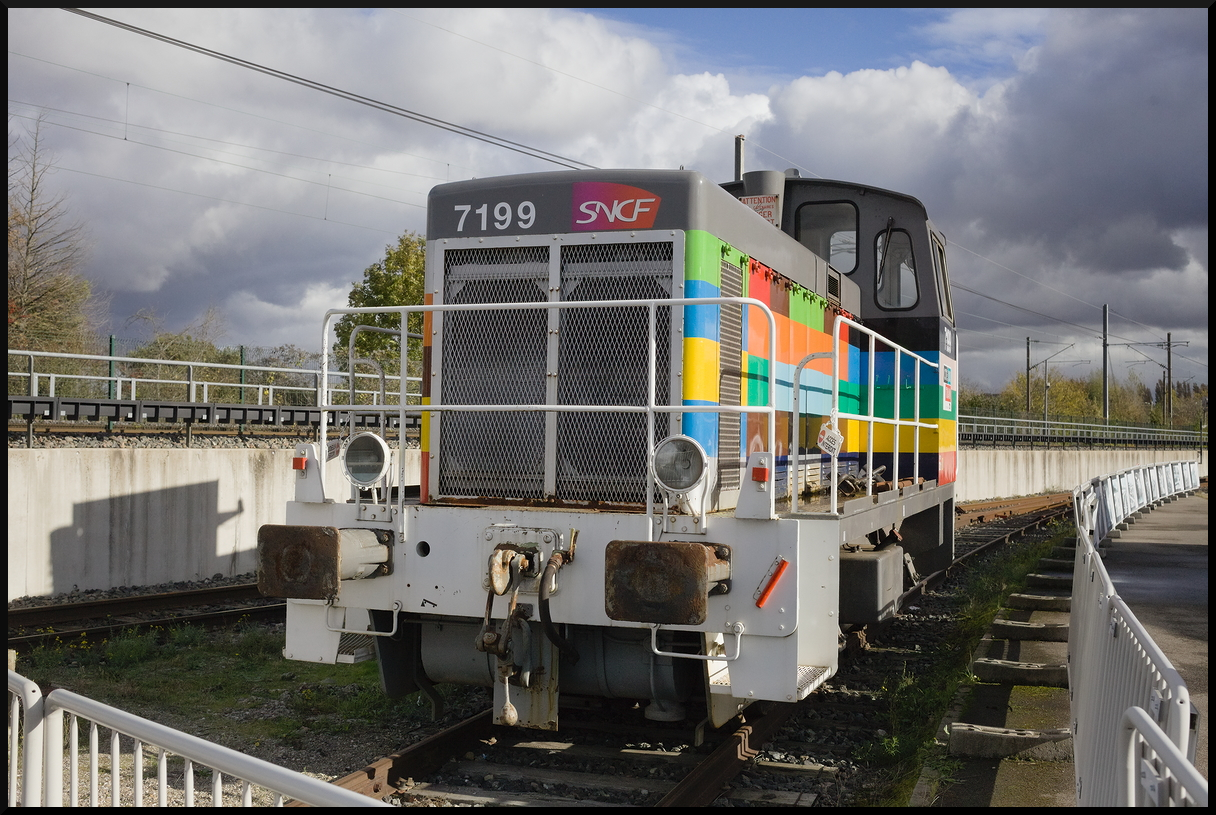 SNCF Y 7199 in den Farben des Eisenbahnmuseum Cite du Train Mulhouse. Sie wird hier als Rangierlok eingesetzt und stand bei einem Besuch am 10.11.2023 auf einem Seitengleis abgestellt.