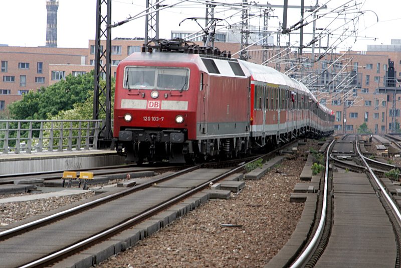 120 103-7 mit DZ 2706 aus Aachen (Berlin Hauptbahnhof, 16.05.2009).
