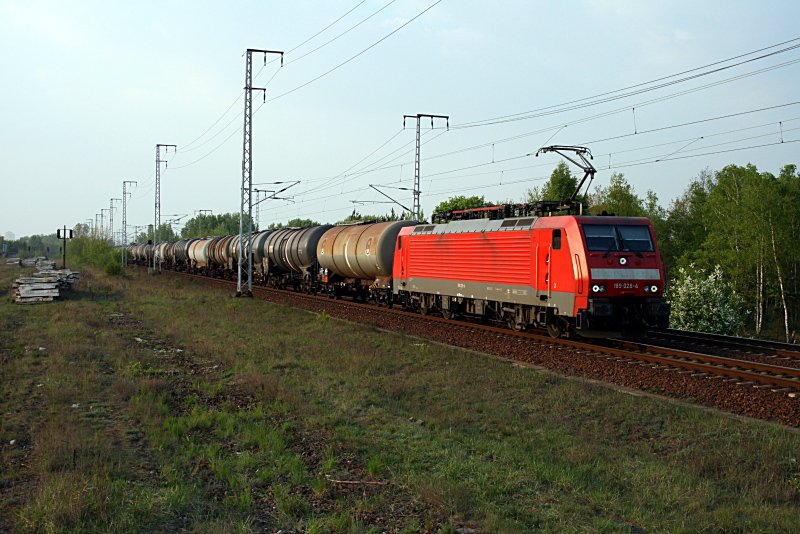 189 028-4 mit Kesselwagen (Class 189-VA, DB Schenker Rail Deutschland AG, gesichtet Berlin Wuhlheide, 23.04.2009).