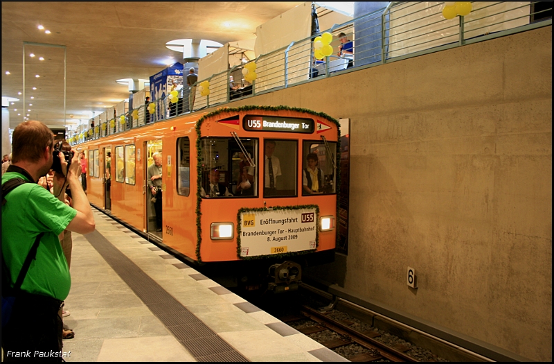 2660 (Typ F79.1) auf Eröffnungsfahrt auf der neuen Linie U55 zwischen Hauptbahnhof und Brandenburger Tor (Berlin Bundestag, 08.08.2009)