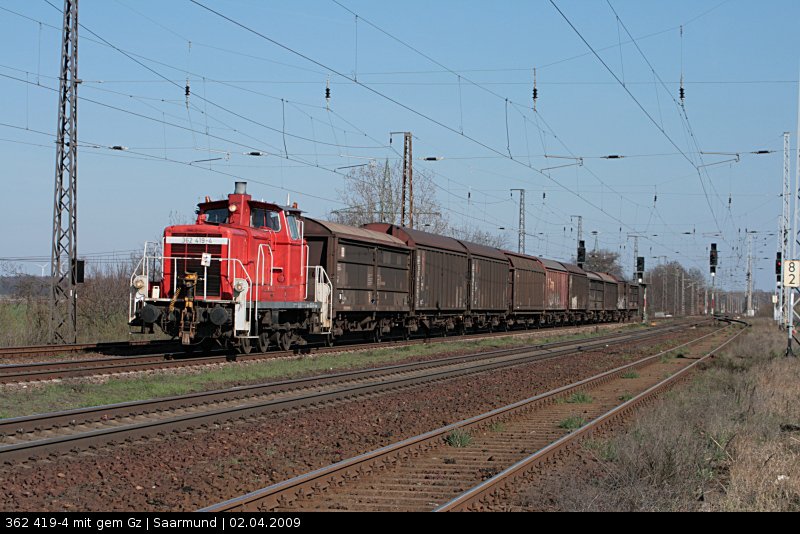 362 419-4 mit einem kurzem Güterzug Richtung Seddin (Saarmund, 02.04.2009).