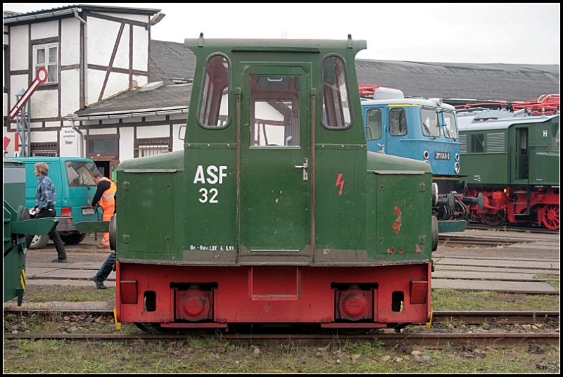 ASF 32 wurde 1969 mit der Fabriknummer 12564 bei LEW Hennigsdorf gebaut. Die Akkuschlepplok war zuvor bei DB Regio in Erfurt im Einsatz bevor sie zum Eisenbahnverein kam (Eisenbahnfest des TEV zum Weimarer Zwiebelmarkt, Weimar 10.10.2009)
