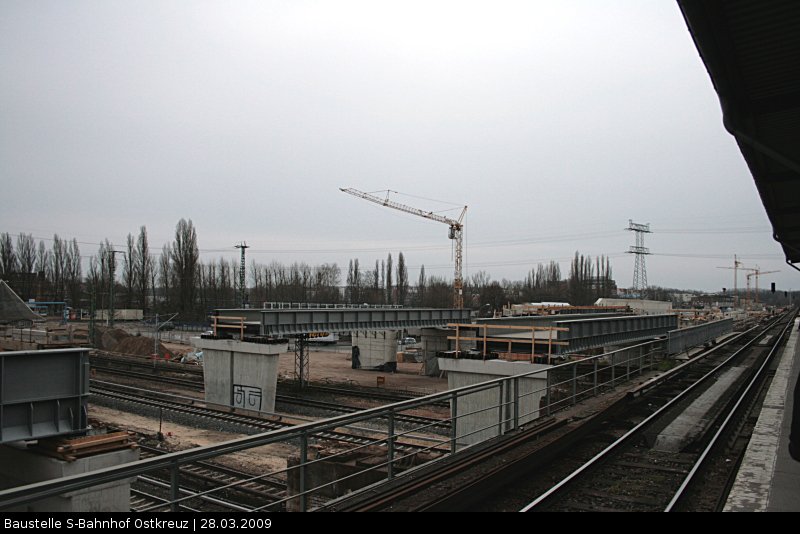 Auf der anderen Seite sind die ersten beiden Fahrbahntrger bereits auf den Brckenkpfen (Baustelle Berlin Ostkreuz, 28.03.2009).