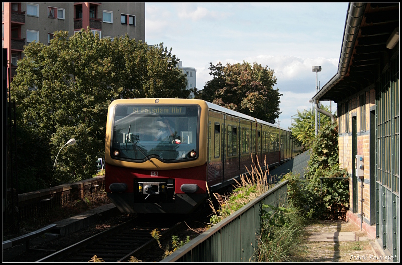 Baureihe 481 auf der Linie S1. Aufgrund von Problemen an den Bremszylindern an der Baureihe wurden fast alle Züge in die Werkstätten berufen. So kommt es das die Linie bis Potsdam Hbf verlängert wurde (Berlin Schönholz, 11.09.2009)