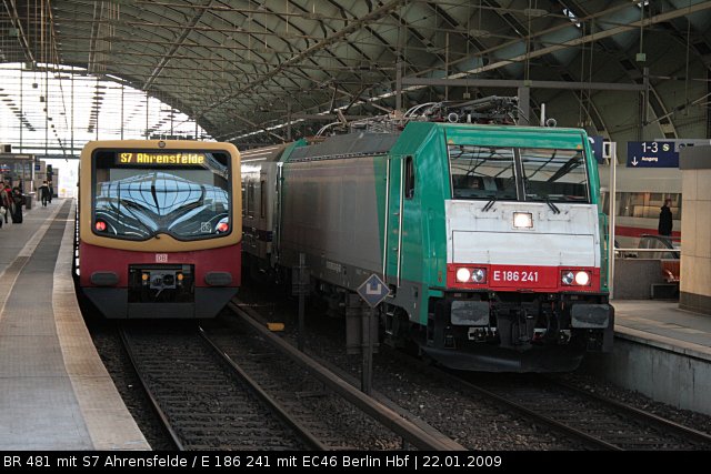 Baureihe 481 im Nahverkehr trifft auf DB Fernverkehr 186 241 mit EC 46 im Fernverkehr (Berlin Ostbahnhof, 22.01.2009).
