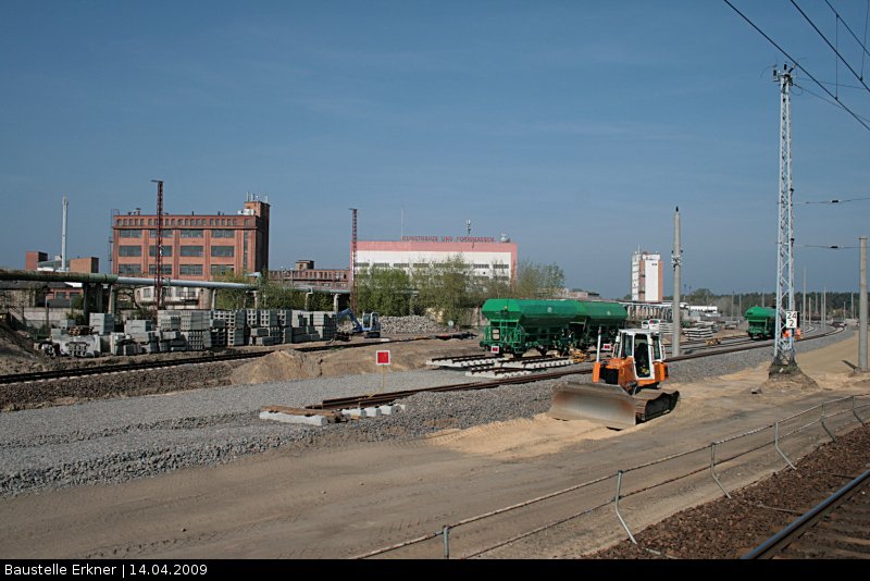 Bis in die Kurve liegen die neuen Gleise schon (Baustelle Erkner, 14.04.2009).