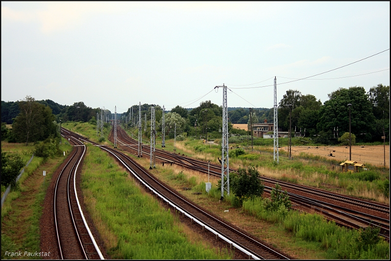 Blick auf das Gleisvorfeld: links die S-Bahn-Gleise Richtung Hohen Neuendorf, rechts geht es wieder Zweigleisig am Stellwerk vorbei (Schnflie, 17.07.2009)