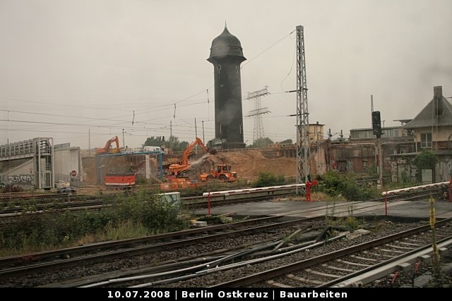 Blick auf den unter Denkmalschutz stehenden Wasserturm und die ersten neuen Brckenkpfe. Das Bild wurde aus einem fahrenden RE gemacht (Baustelle Berlin Ostkreuz, 10.07.2008).