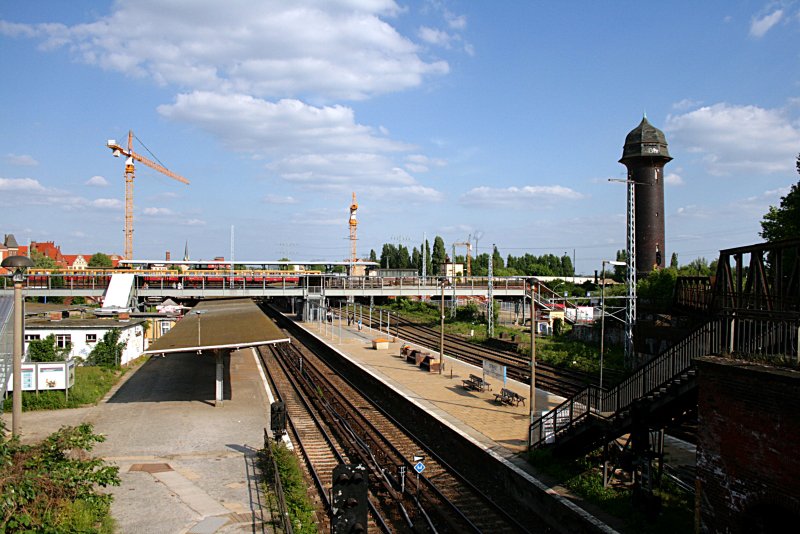 Blick vom Bahnsteig 3 auf die unteren. Im Hintergrund die Querbahnsteige u.a. fr die Ringlinie (Baustelle Berlin Ostkreuz, 10.05.2009).