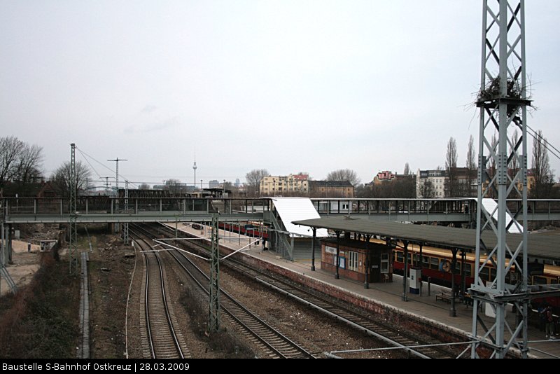 Blick vom Ringbahnbahnsteig auf die unteren Gleise. Links die beiden Gleise von der Warschauer Str bzw Rummelsburg (Baustelle Berlin Ostkreuz, 28.03.2009).
