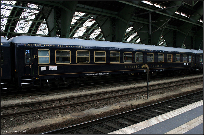 Classic Courier 56 80 31-70 140-8 ABm D-DNV ist ein Reisezugwagen mit Sitzplätzen für die 1. und 2. Klasse (Berlin Ostbahnhof, 27.06.2009)