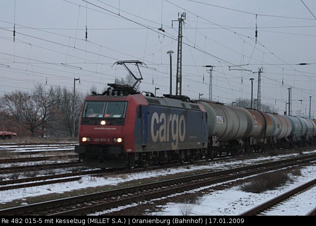 CTL Re 482 015-5 mit einem Kesselzug (Angemietet von SBB Cargo, gesichtet Oranienburg 17.01.2009).