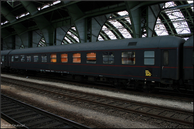 D-SVG 56 80 50-30 732 7 ist ein 2. Klasse Abteilwagen, Bauart Bcm, dessen Sitze in Liegepltze umgewandelt werden knnen (Berlin Ostbahnhof, 27.06.2009)