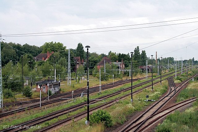 Das alte Betriebwerk des Rangierbahnhofs. Zwischen den diversen Gebuden befinden sich noch Gleise und alte Formsignale, welche von der Natur zurckerboert sind (Rbf Wustermark, 11.07.2008)