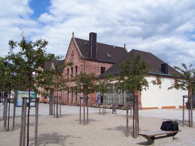 Das Bahnhofsvorfeld wurde komplett neu gestaltet, auch Umbauten am Eingangsbereich des Gebudes wurden vorgenommen (Bad Hersfeld, 17.01.2005)
