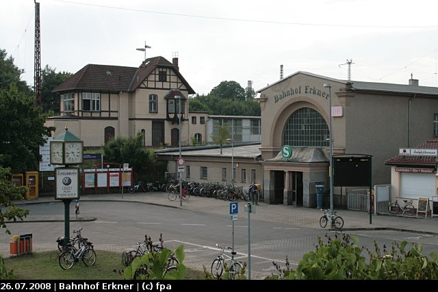 Das Eingangsgebude des Bahnhofs. Die elektronische Anzeigetafel zeigt schon lange keine Ankunftszeiten mehr an (Erkner, 26.07.2008).