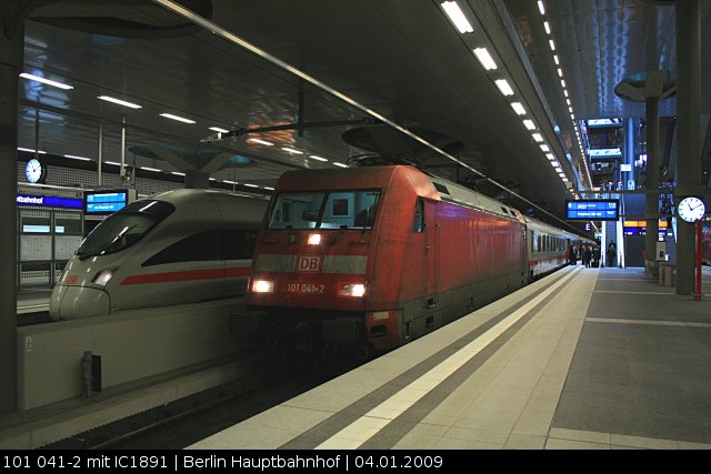 DB 101 041-2 mit dem IC 1891 auch unfotogen am Bahnsteig  tief  (Berlin Hauptbahnhof, 04.01.2009).