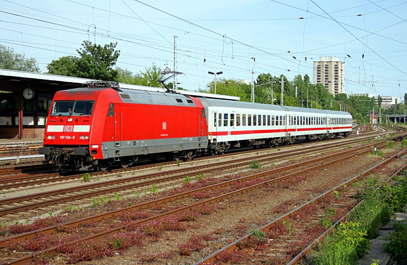 DB 101 124-6 mit mäßiger Last (Berlin Greifswalder Str, 09.05.2009).