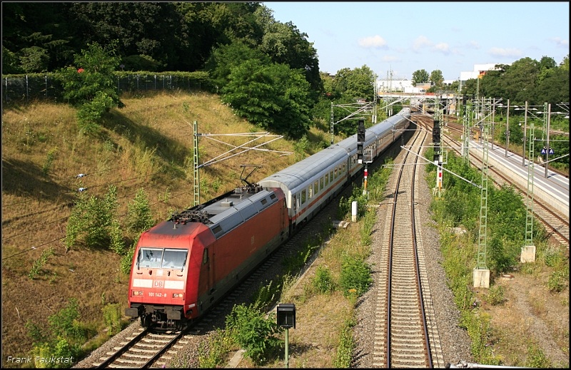 DB 101 142-8 mit IC2351 nach Stralsund (Berlin Gesundbrunnen, 04.08.2009)