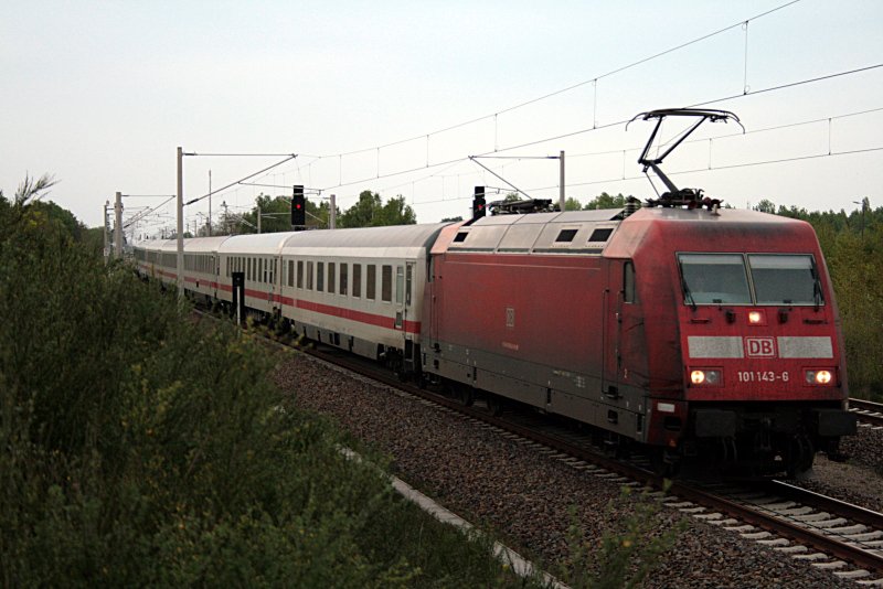 DB 101 143-6 (ETCS-Lok) mit einem IC. Es war wieder nicht die angesagte  Hertha -Lok (Berlin Ahrensfelde, 26.04.2009).