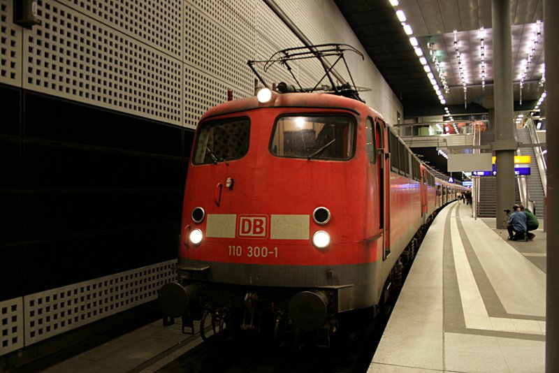 DB 110 300-1 mit DZ 2722 aus Hagen (DB Regio SüdWest Mainz, gesehen Berlin Hauptbahnhof 16.05.2009).