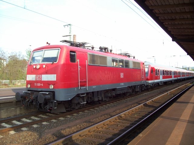 DB 111 100-4 (mit Bügelfalte) und dem abendlichen Regio aus Fulda (Bebra, 22.04.2007).